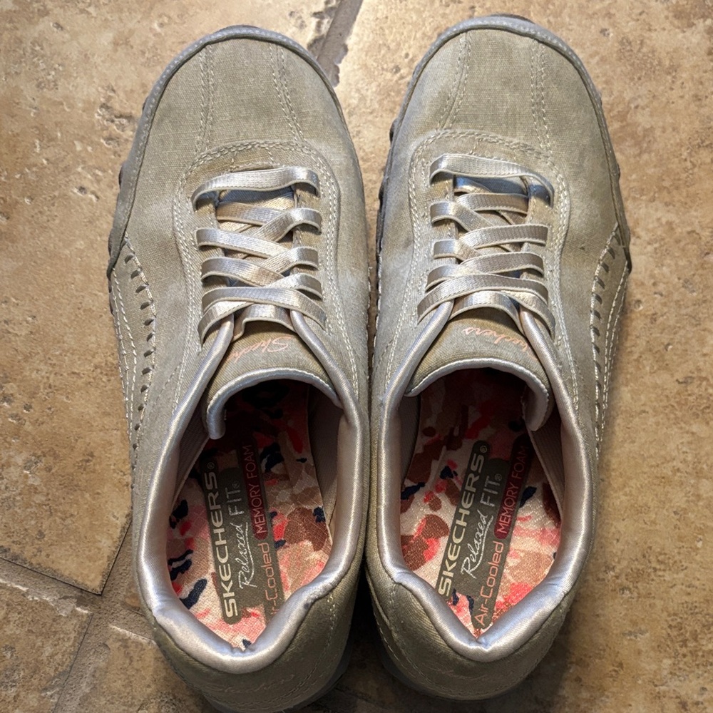 Skechers Woman’s Beige Fabric Sneakers. SZ 8 GUC